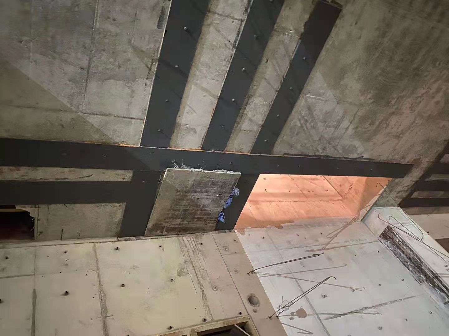 赣州楼板开洞用粘钢加固还是碳纤维布加固